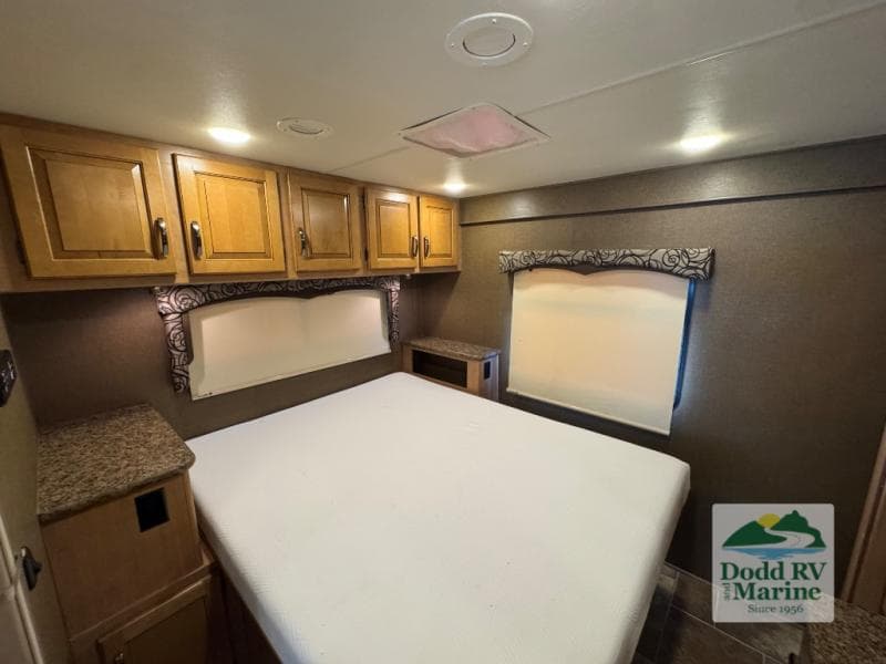 Pre-Owned 2016 Thor Four Winds 31W - photo - 32