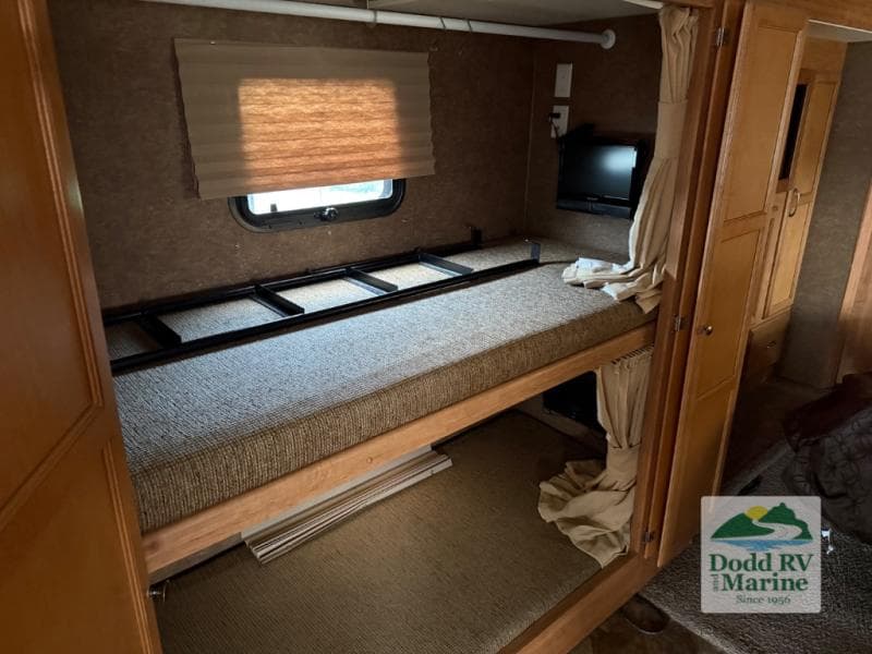 Pre-Owned 2015 Forest River Mirada 35BH - photo - 10