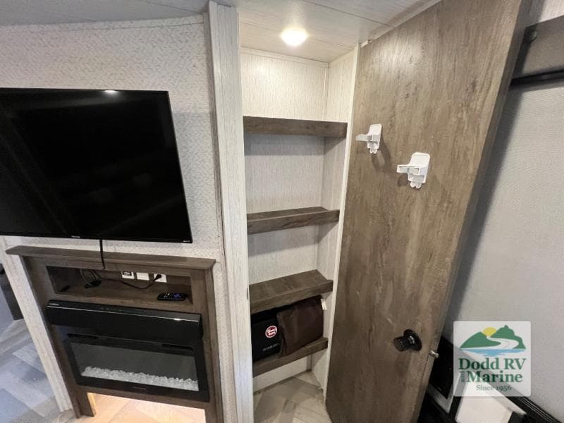 Pre-Owned 2022 Forest River WILDWOOD 26DBUD - photo - 5
