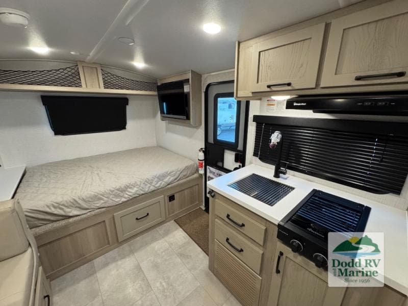 Pre-Owned 2025 Forest River ROCKWOOD GEO PRO 20BH - photo - 10