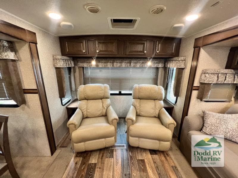 Pre-Owned 2016 Forest River, Inc. WINDJAMMER 3029W - photo - 5