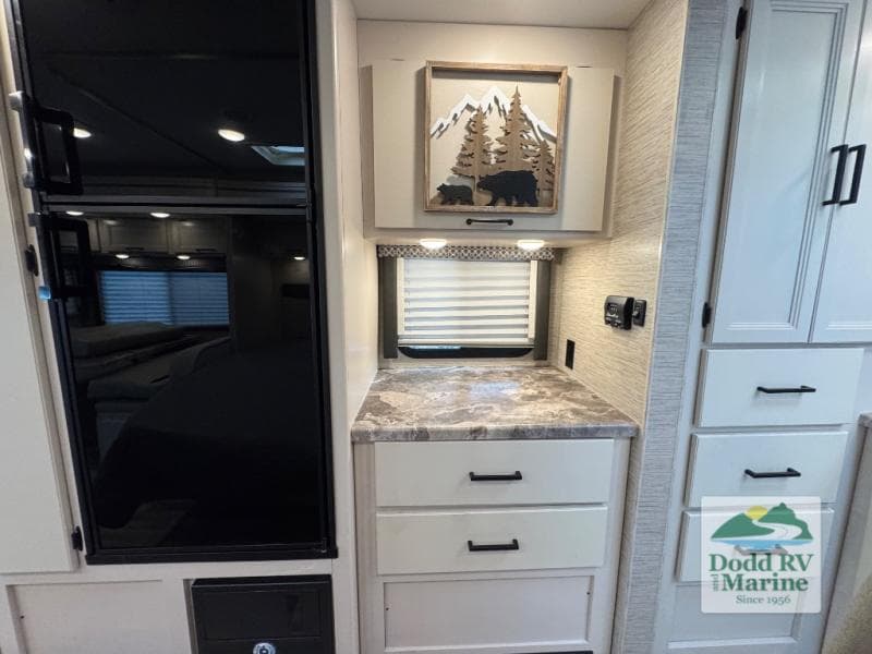Pre-Owned 2023 Thor Motor Coach FOUR WINDS 25M - photo - 16