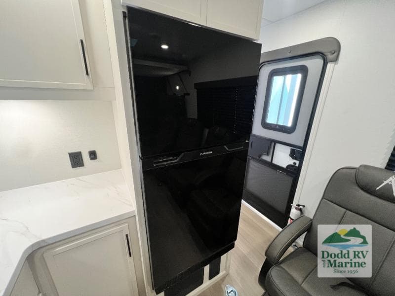 New 2027 Grand Design MOMENTUM MAV 27MAV - photo - 7
