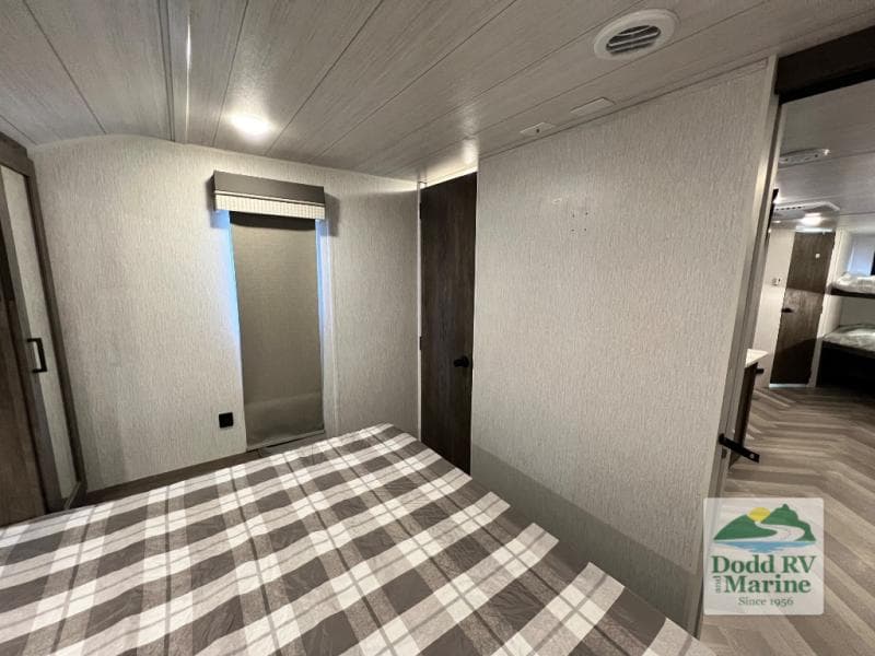 Pre-Owned 2022 Forest River WILDWOOD 26DBUD - photo - 35