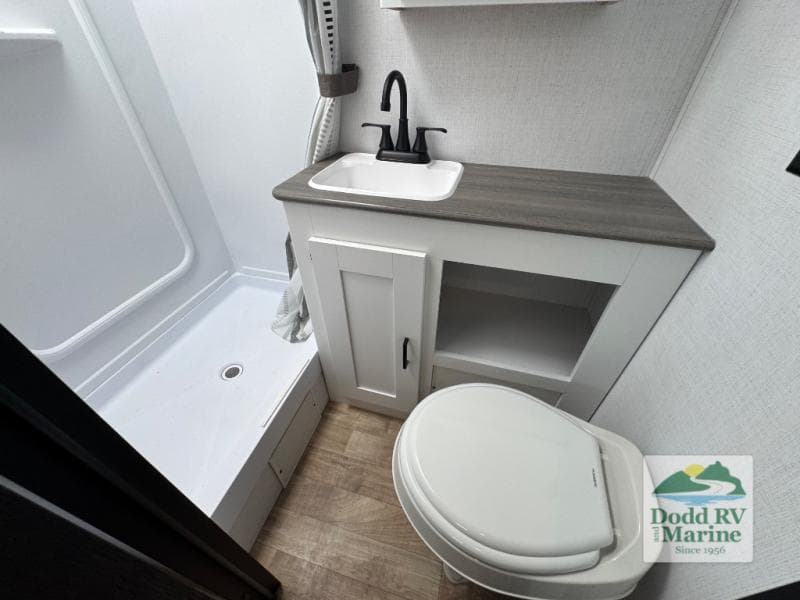 Pre-Owned 2023 Keystone Hideout 177RD - photo - 12