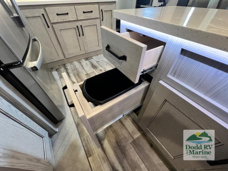 Pre-Owned 2022 Keystone MONTANA 331RL - photo - 20