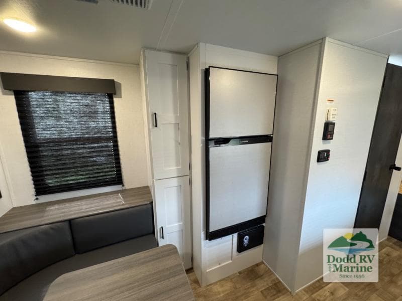 Pre-Owned 2023 Keystone Hideout 177RD - photo - 8
