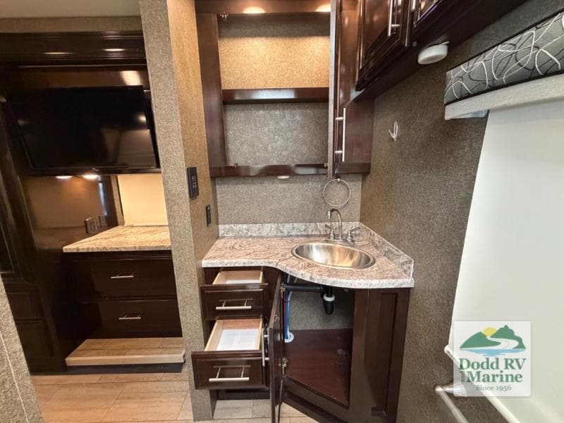 Pre-Owned 2019 Thor Motor Coach Challenger 37FH - photo - 37