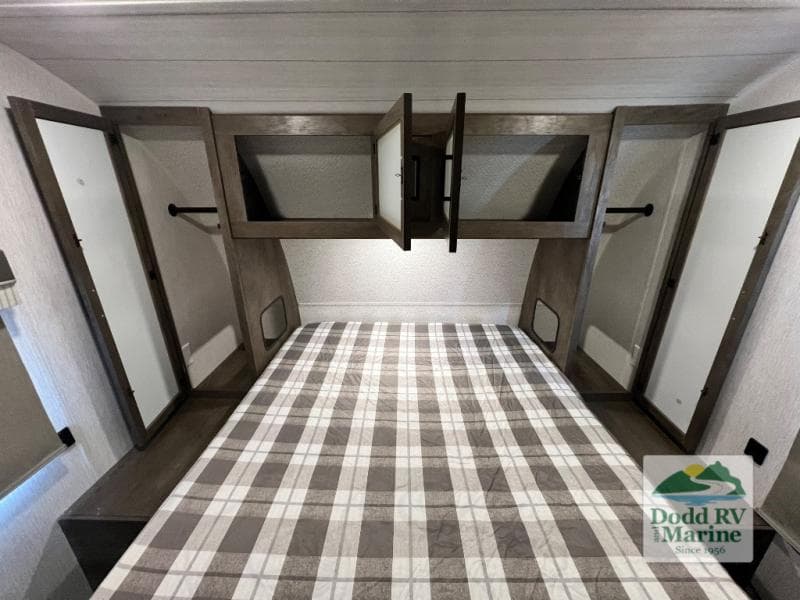 Pre-Owned 2022 Forest River WILDWOOD 26DBUD - photo - 32