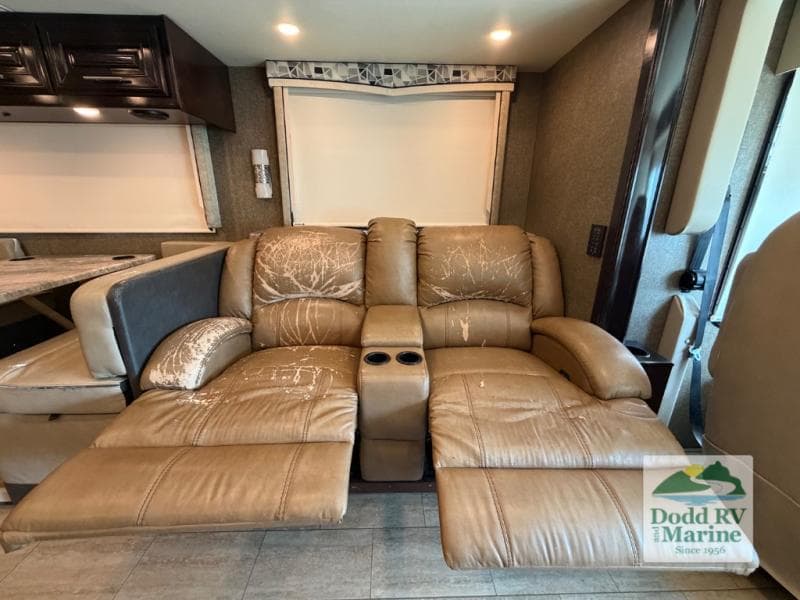 Pre-Owned 2019 Thor Motor Coach Challenger 37FH - photo - 20
