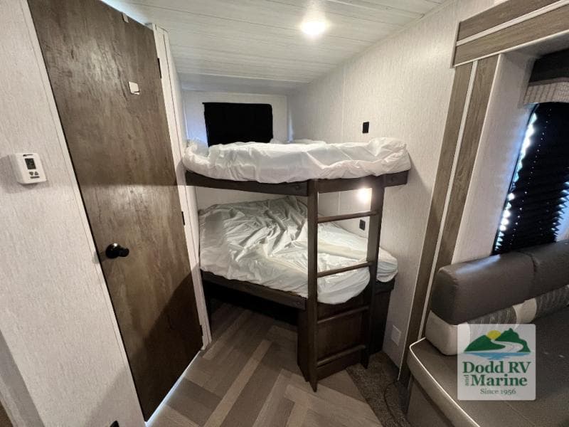 Pre-Owned 2022 Forest River WILDWOOD 26DBUD - photo - 13