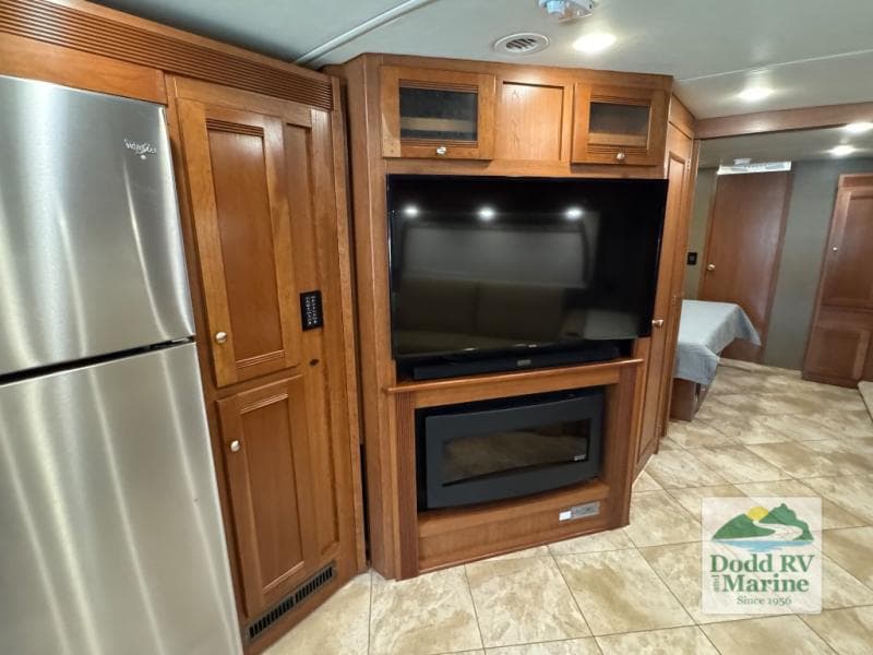 Pre-Owned 2018 Winnebago FORZA 38F - photo - 9