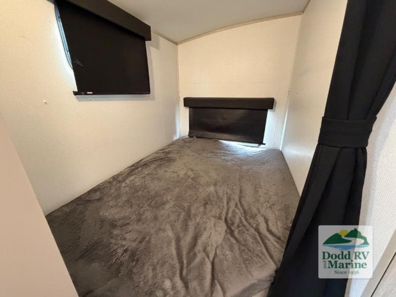 Pre-Owned 2022 Heartland Sundance 265BH - photo - 17