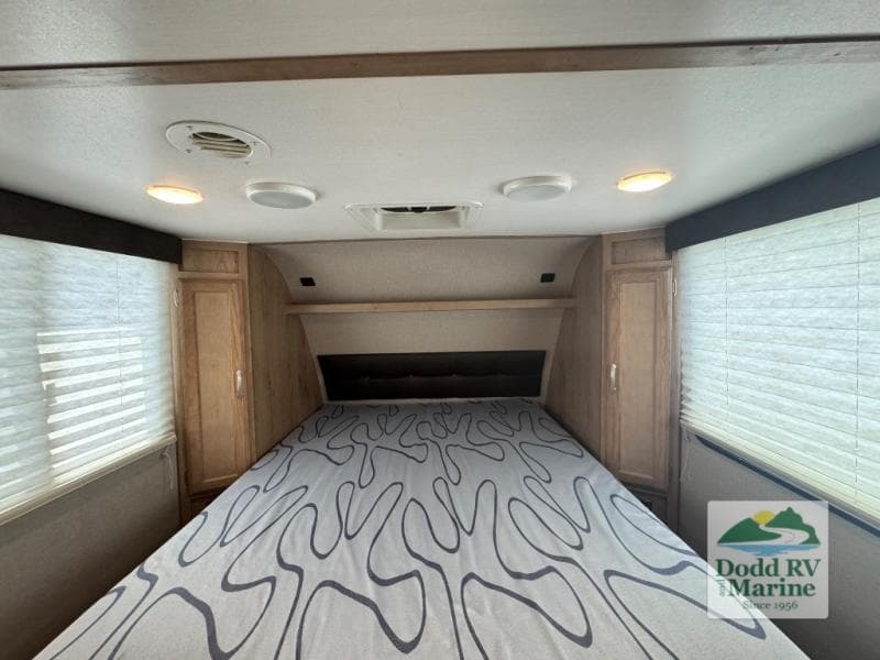 Pre-Owned 2020 Winnebago MICRO MINNIE 2405RG - photo - 17
