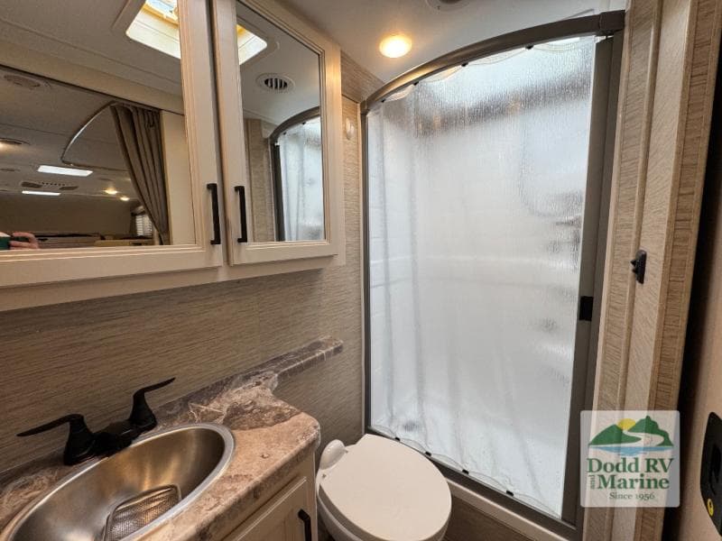 Pre-Owned 2023 Thor Motor Coach FOUR WINDS 25M - photo - 18