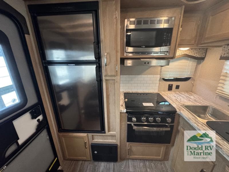 Pre-Owned 2020 Winnebago MICRO MINNIE 2405RG - photo - 6