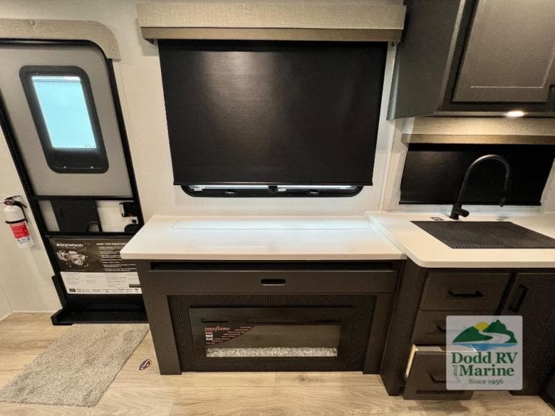 New 2027 Forest River ROCKWOOD ULTRA LITE 2711RK - photo - 22