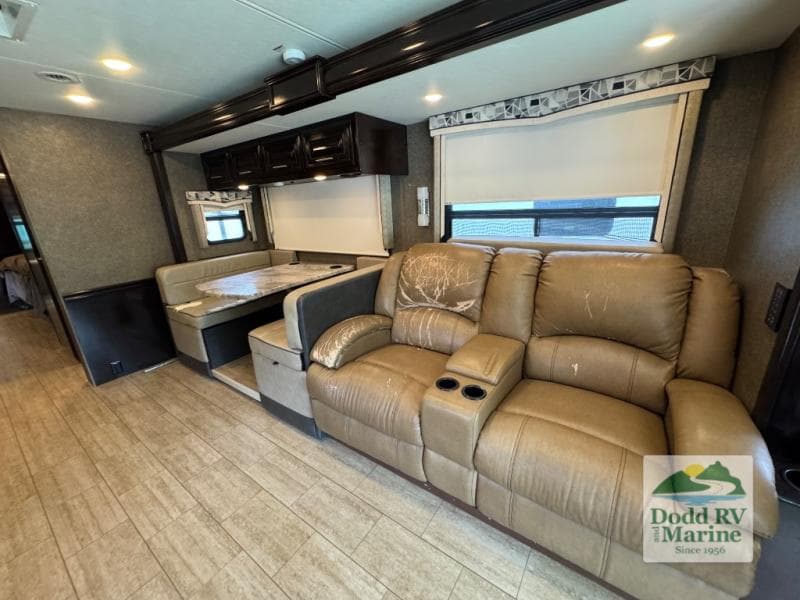 Pre-Owned 2019 Thor Motor Coach Challenger 37FH - photo - 16
