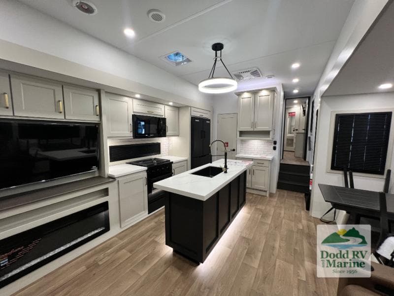 New 2027 Grand Design SOLITUDE INFLUENCE 3003RL - photo - 5
