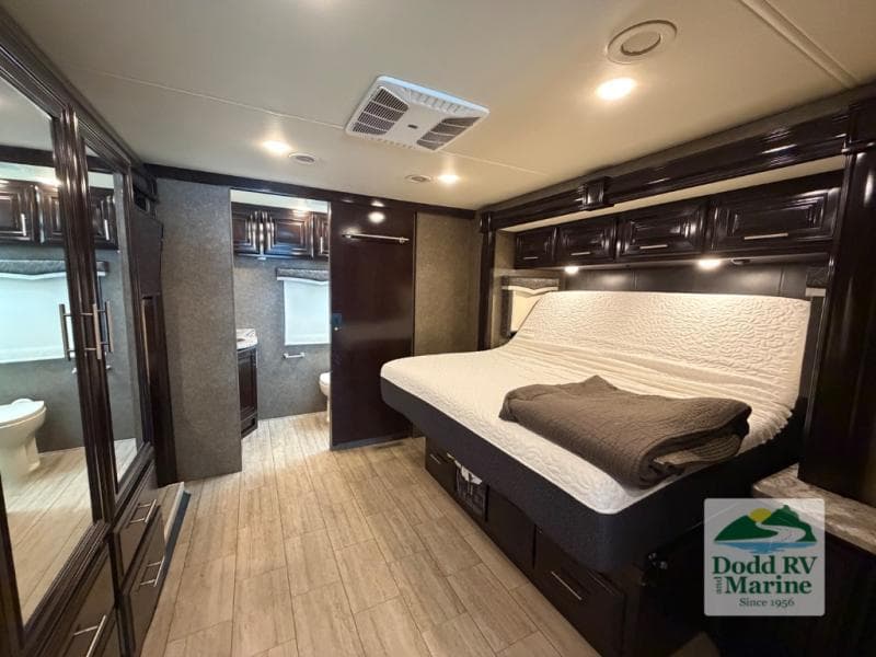 Pre-Owned 2019 Thor Motor Coach Challenger 37FH - photo - 27