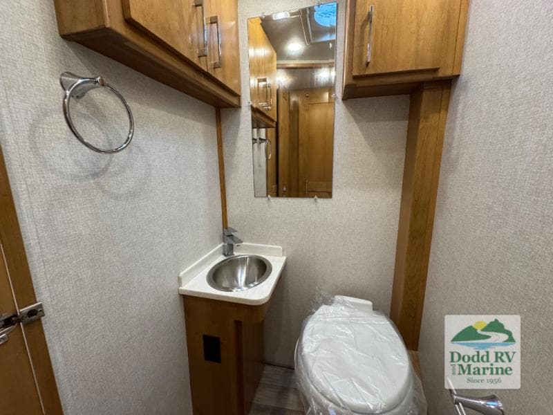 Pre-Owned 2019 Tiffin Wayfarer 24TW - photo - 18