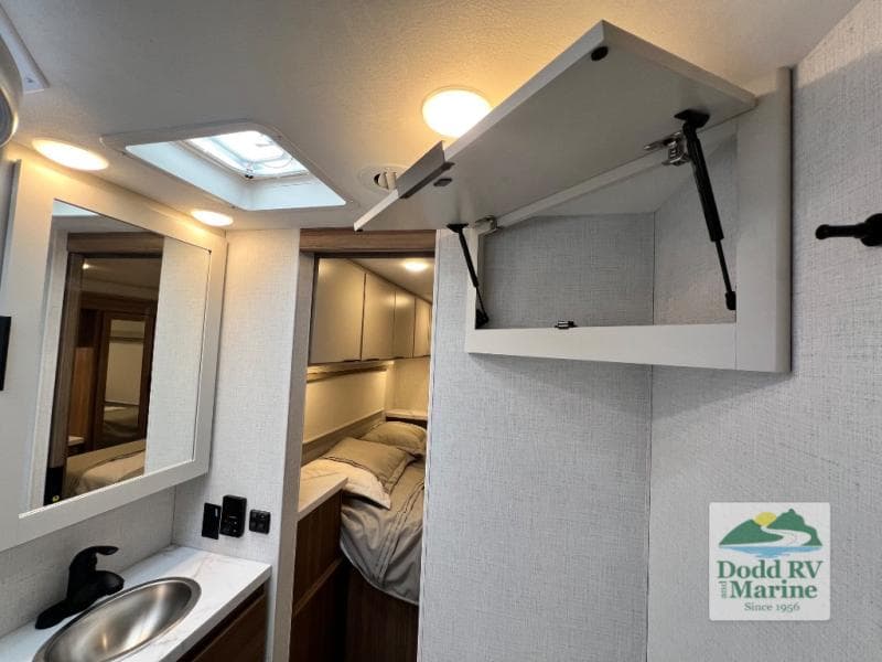 New 2027 Thor Motor Coach FOUR WINDS 31E - photo - 48