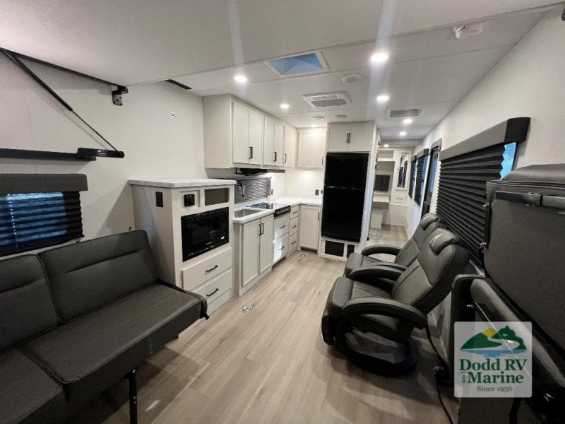 New 2027 Grand Design MOMENTUM MAV 27MAV - photo - 5