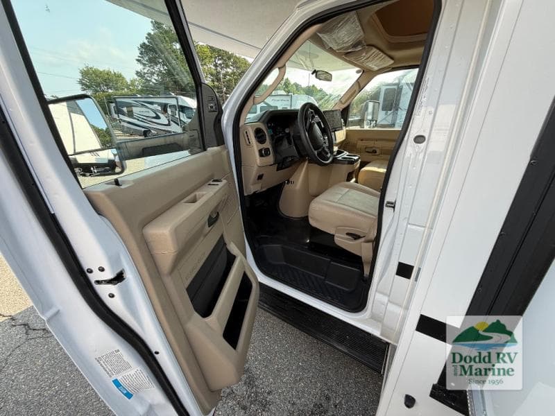 New 2027 Thor Motor Coach FOUR WINDS 31E - photo - 50