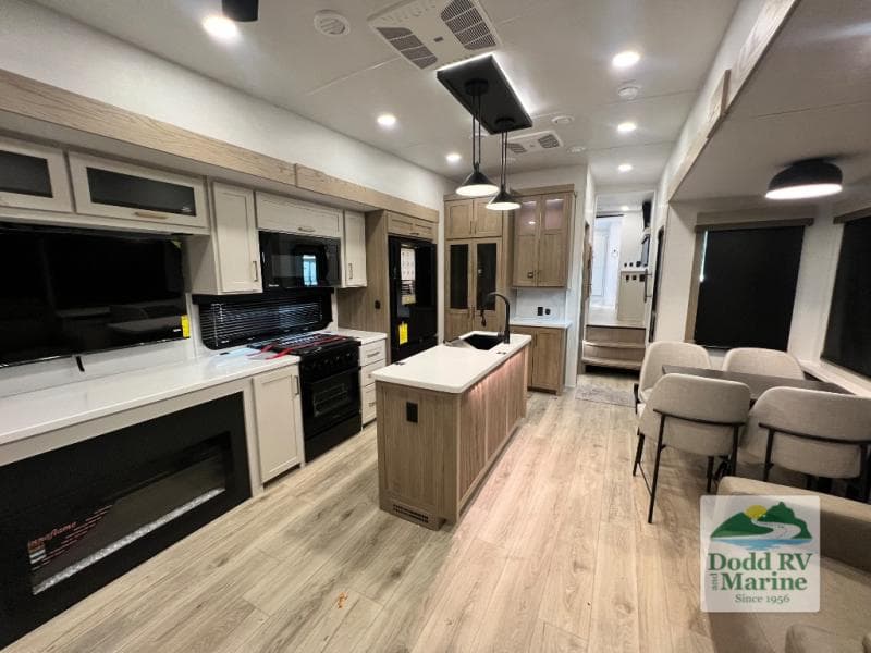 New 2027 Forest River ROCKWOOD SIGNATURE 401SFB - photo - 5