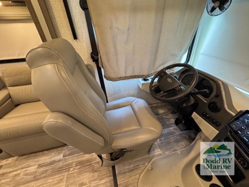 Pre-Owned 2023 Ford HURRICANE 29M - photo - 9