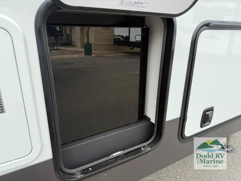 New 2027 Forest River ROCKWOOD SIGNATURE 401SFB - photo - 62