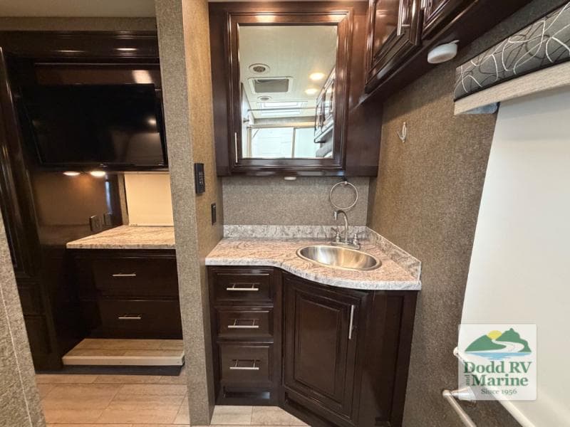 Pre-Owned 2019 Thor Motor Coach Challenger 37FH - photo - 36