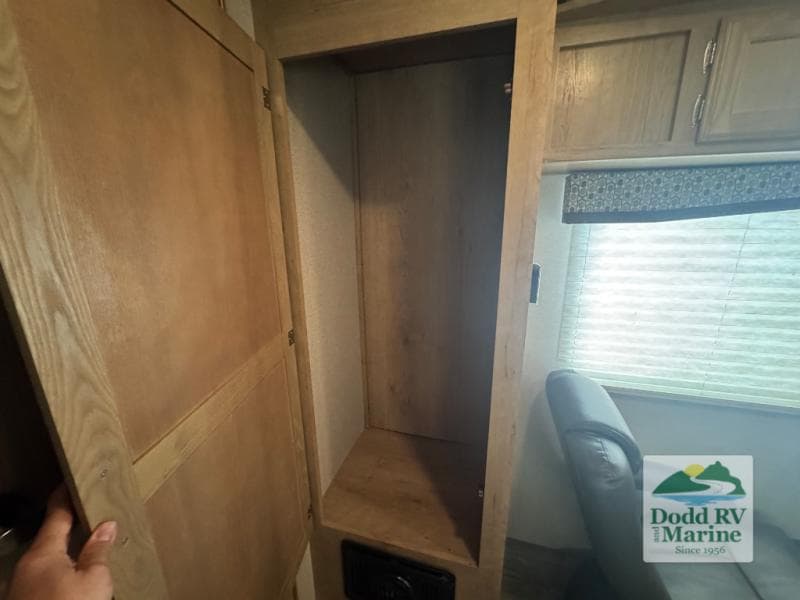 Pre-Owned 2020 Winnebago MICRO MINNIE 2405RG - photo - 11