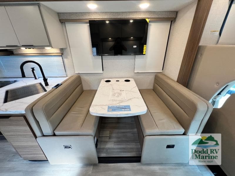 New 2027 Thor Motor Coach FOUR WINDS 31E - photo - 9
