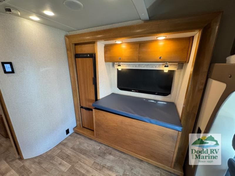 Pre-Owned 2019 Tiffin Wayfarer 24TW - photo - 11