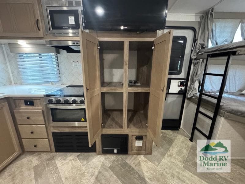 Pre-Owned 2023 Palomino SOLAIRE 243BHS - photo - 10