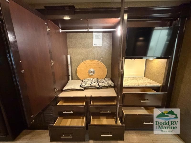 Pre-Owned 2019 Thor Motor Coach Challenger 37FH - photo - 33