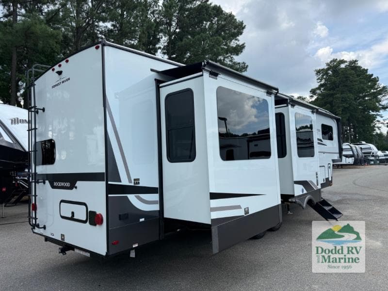 2027 Forest River ROCKWOOD SIGNATURE 404SRK Photo in Yorktown VA 23692