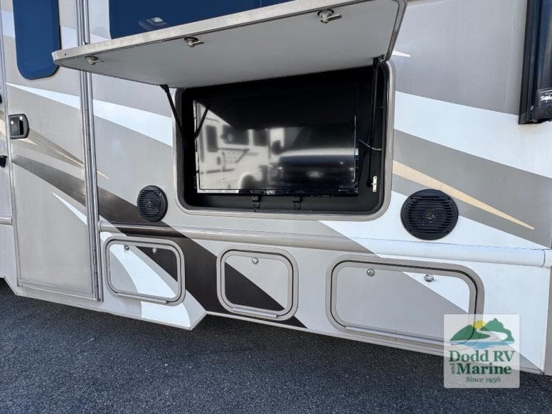 Pre-Owned 2016 Thor Four Winds 31W - photo - 44