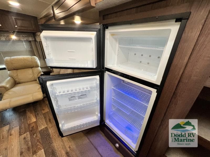 Pre-Owned 2016 Forest River, Inc. WINDJAMMER 3029W - photo - 15