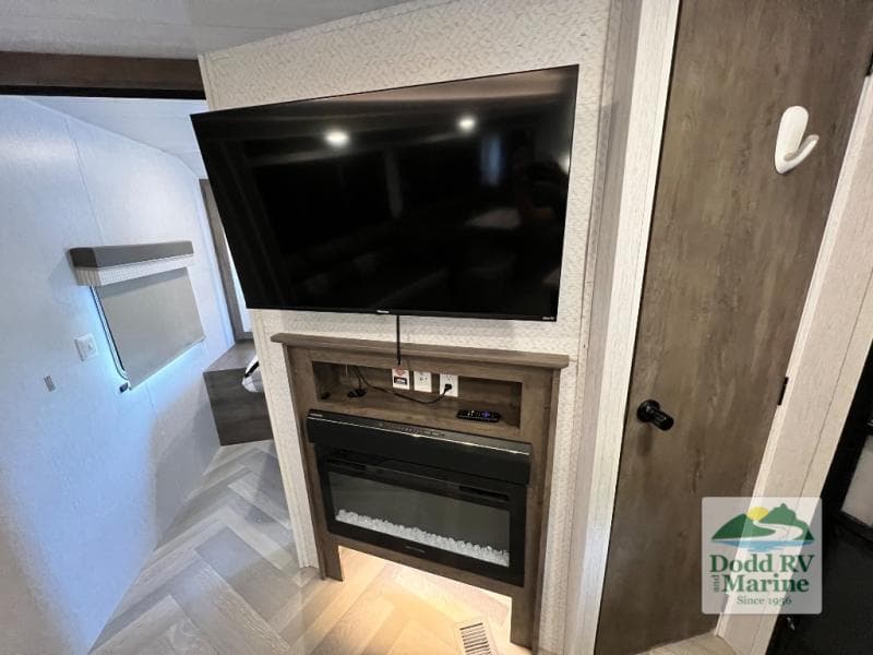 Pre-Owned 2022 Forest River WILDWOOD 26DBUD - photo - 6