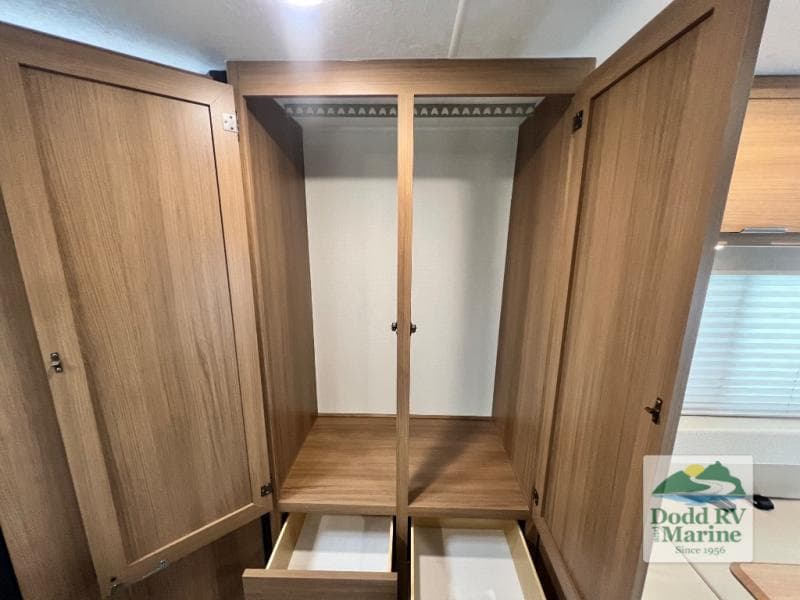 New 2027 Coachmen LEPRECHAUN 210QSS - photo - 16