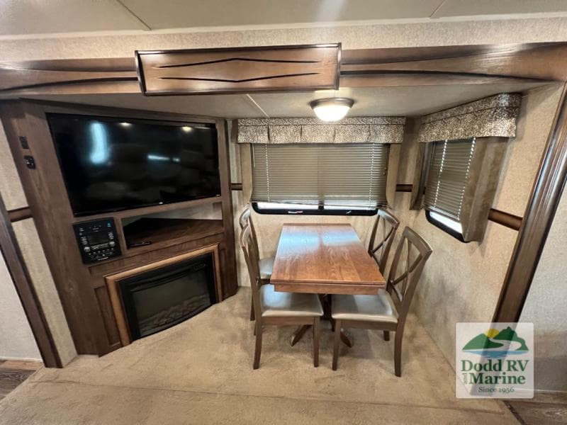 Pre-Owned 2016 Forest River, Inc. WINDJAMMER 3029W - photo - 8
