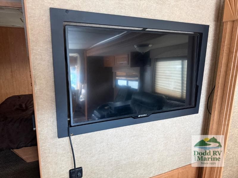 Pre-Owned 2015 Forest River Mirada 35BH - photo - 6