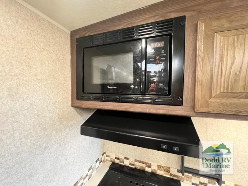 Pre-Owned 2016 Forest River, Inc. WINDJAMMER 3029W - photo - 16