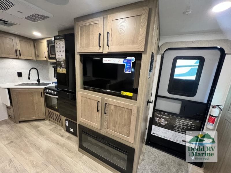 New 2027 Forest River ROCKWOOD ULTRA LITE 2606WS - photo - 11