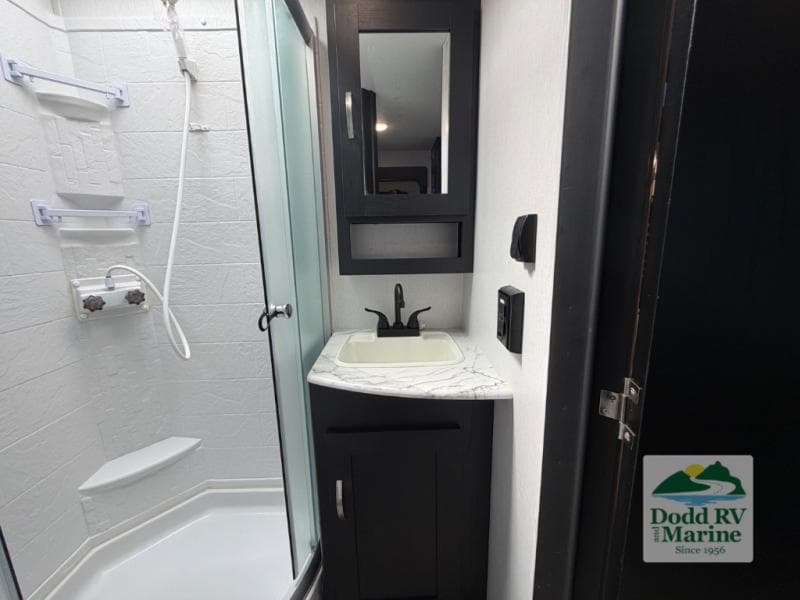 Pre-Owned 2023 Coachman Freedom Express 192RBS - photo - 20