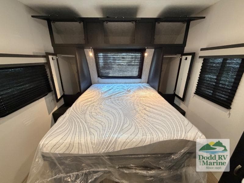 Pre-Owned 2023 Coachman Freedom Express 192RBS - photo - 17