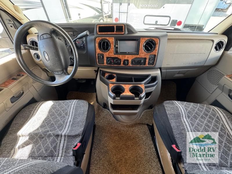 Pre-Owned 2016 Thor Four Winds 31W - photo - 14