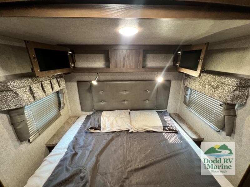 Pre-Owned 2016 Forest River, Inc. WINDJAMMER 3029W - photo - 34